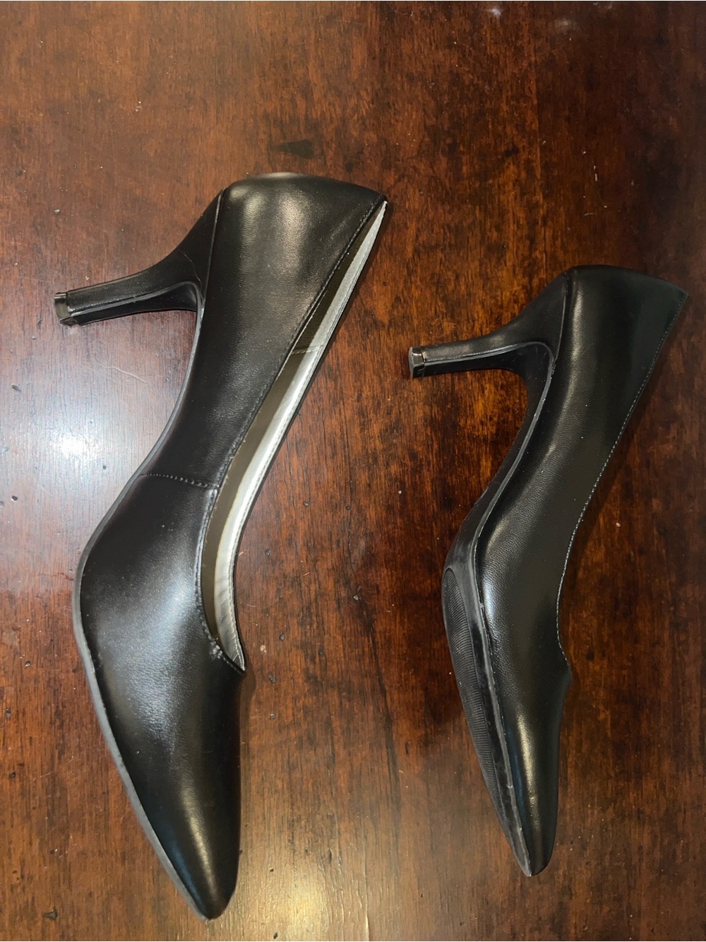 East 5th Black Pointed Toe Pumps - Picture 5 of 5